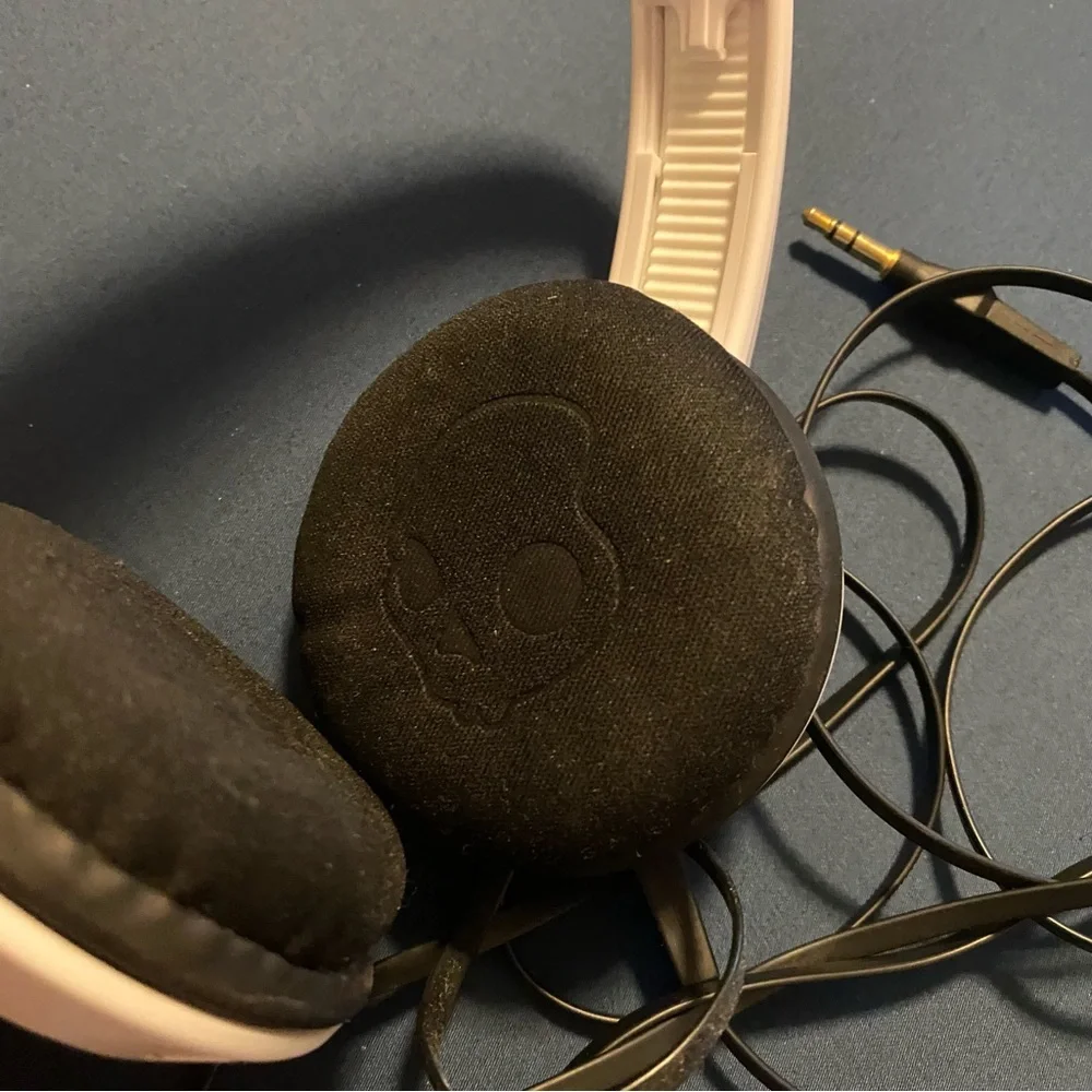 SkullCandy ☠️ Adjustable over the ear headphones - Picture 5 of 6
